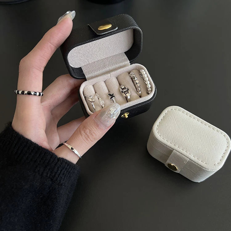 Compact and Stylish Mini Portable Jewelry Storage Bag – Perfect for Rings, Necklaces, Earrings, and More