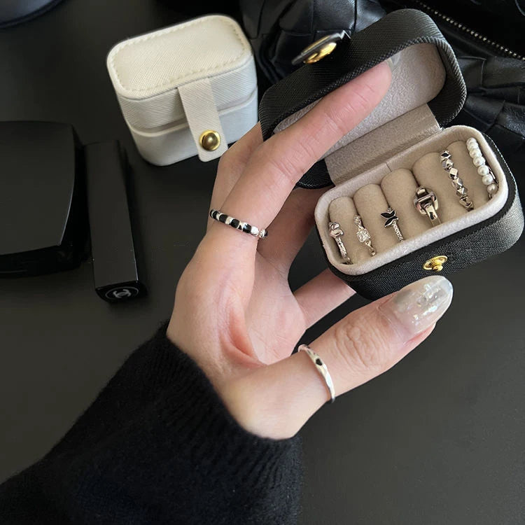 Compact and Stylish Mini Portable Jewelry Storage Bag – Perfect for Rings, Necklaces, Earrings, and More